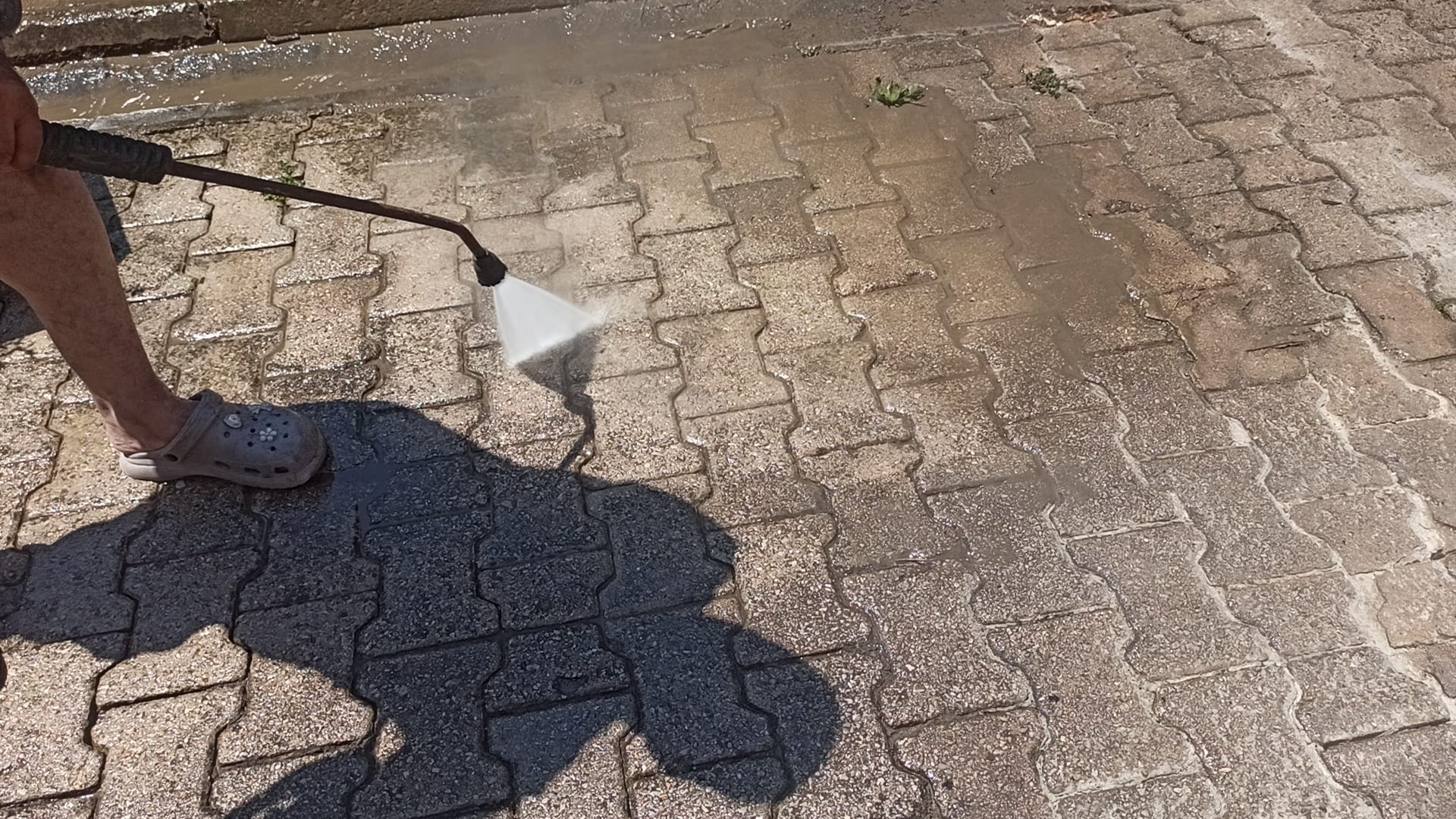 SİTE GENELİNDE YOLLAR YIKANMIŞ  BASİT TAMİRATLAR YAPILMIŞTIR. — fotoğraf 1