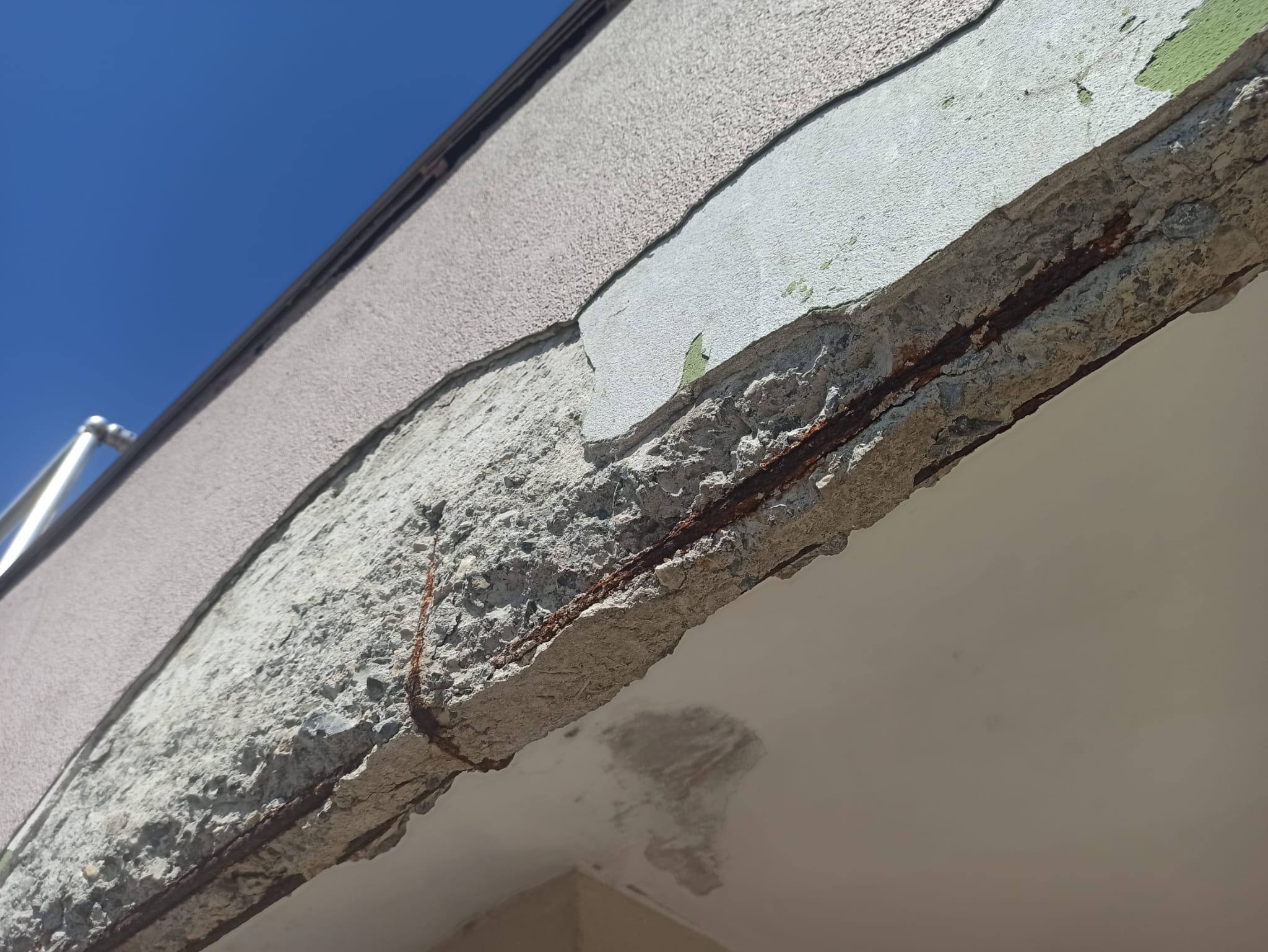 SARKAN KİRİŞLERDEN DÜŞEN BETON MALZEME — fotoğraf 2