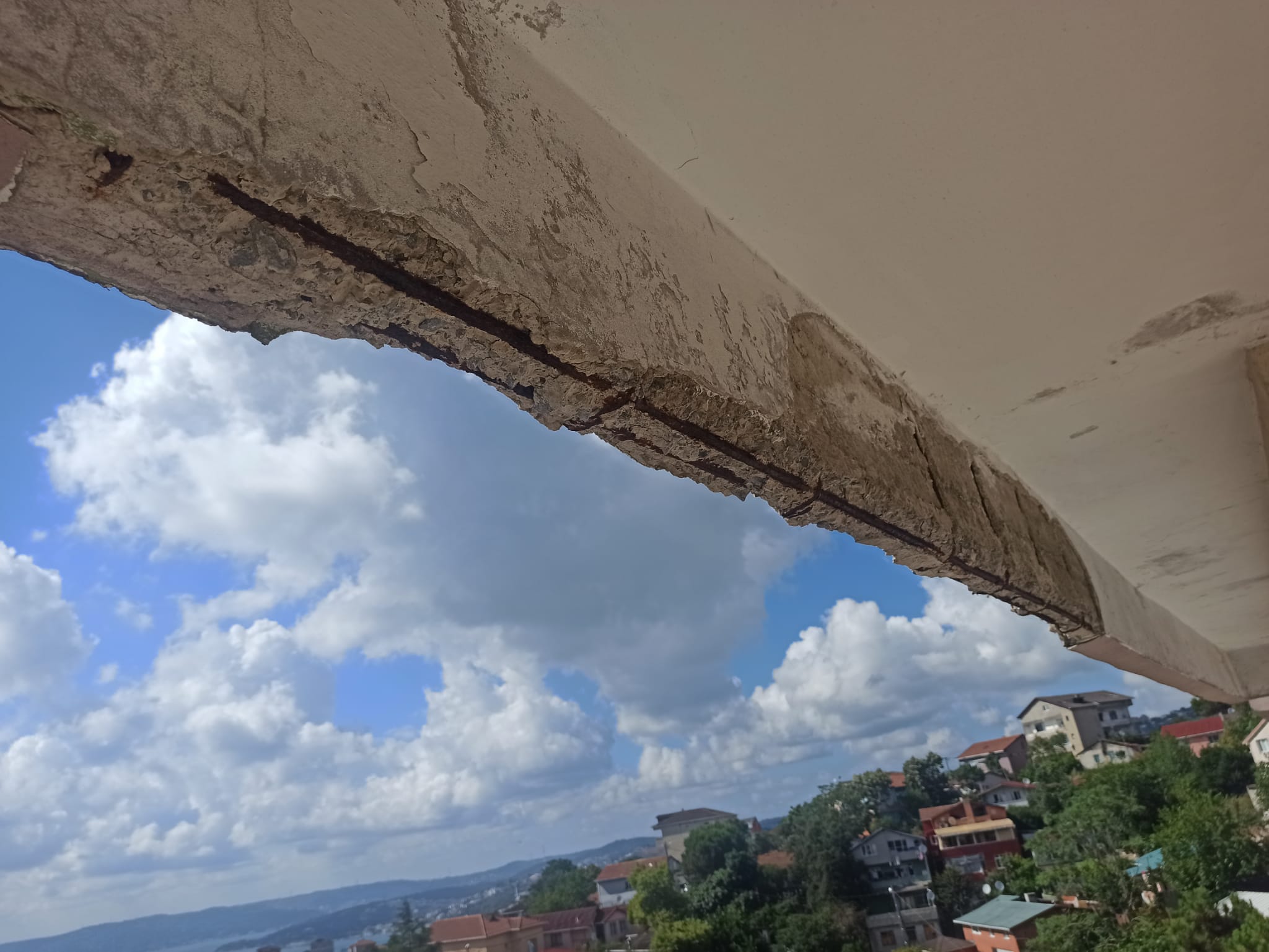 SARKAN KİRİŞLERDEN DÜŞEN BETON MALZEME — fotoğraf 3