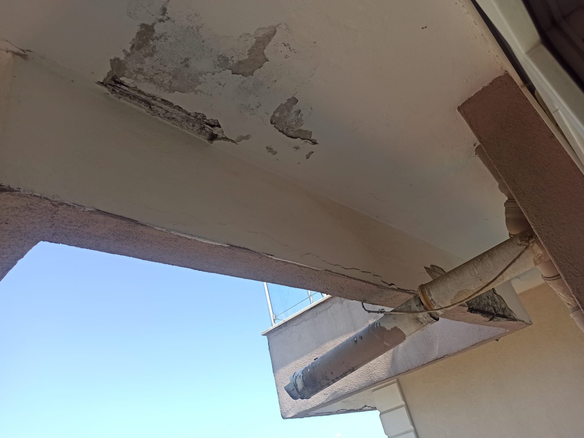 SARKAN KİRİŞLERDEN DÜŞEN BETON MALZEME — fotoğraf 6